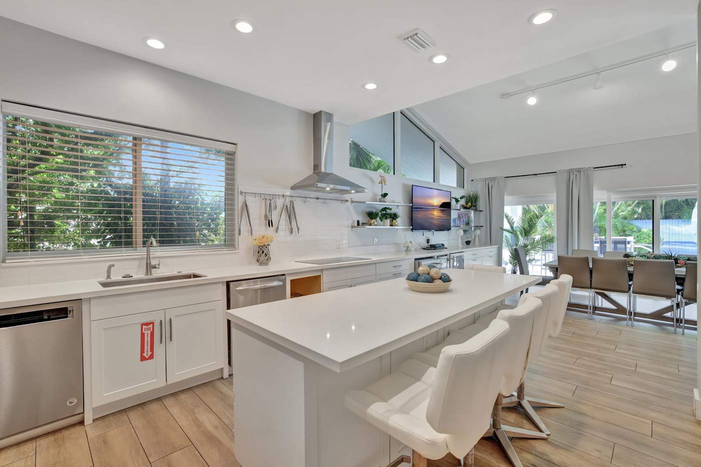 6 Bed Beach House: Kitchen island with bar seating for four