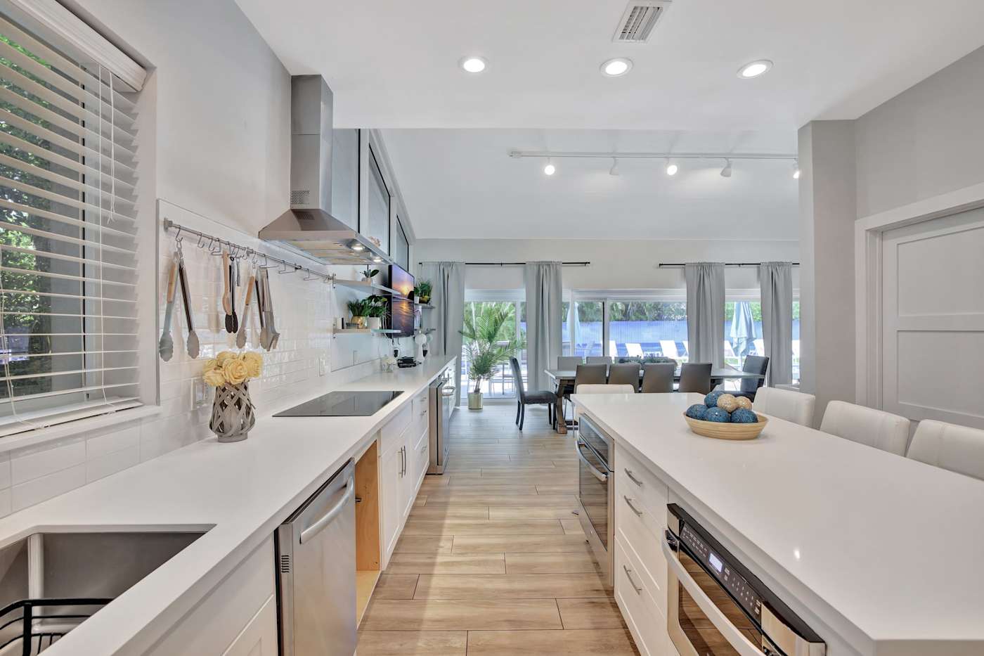 6 Bed Beach House: Kitchen with double island, induction hob and dishwasher