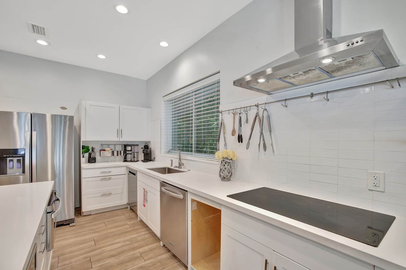 6 Bed Beach House: Kitchen with stainless fridge, range hood and full size oven