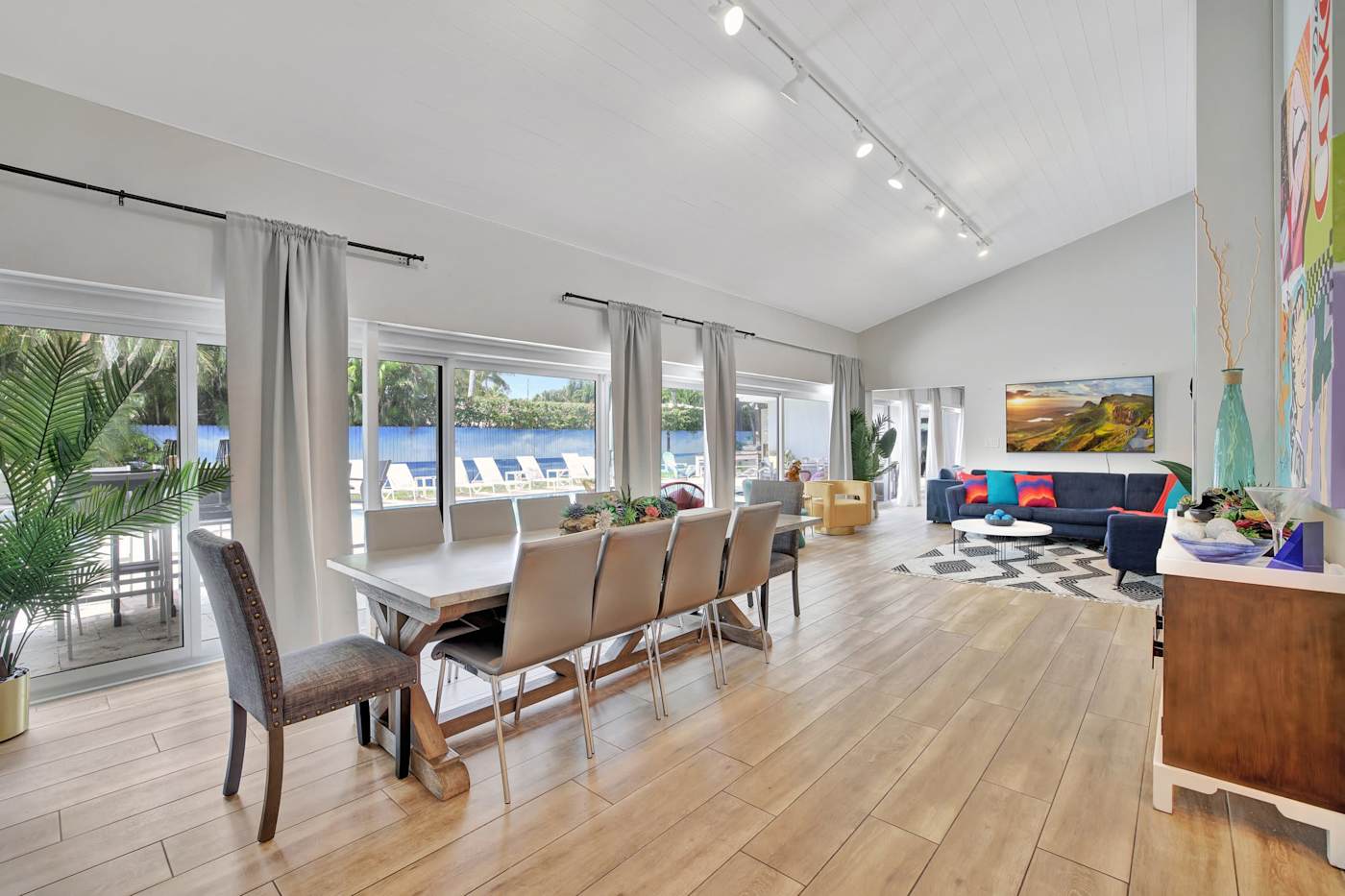 6 Bed Beach House: Dining table seating ten, beside the windows