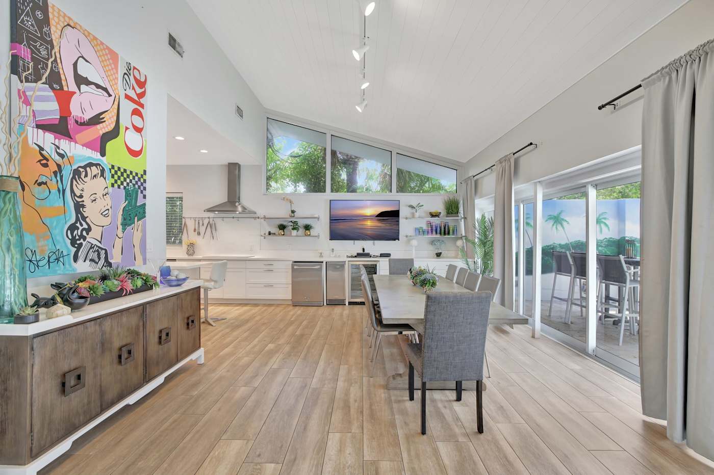 6 Bed Beach House: Kitchen with island seating, range hood and smart TV