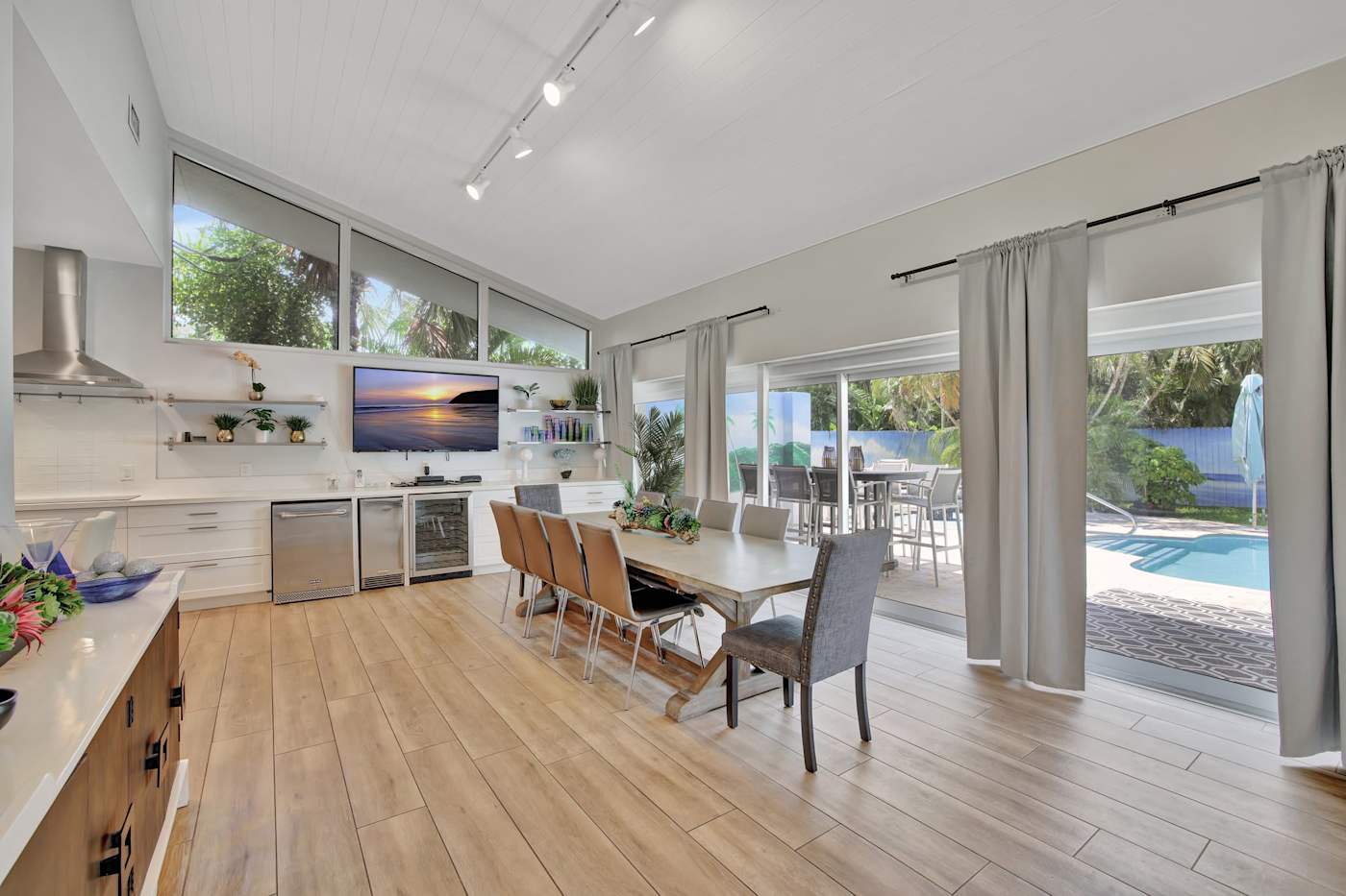 6 Bed Beach House: Kitchen and dining, open to the pool terrace