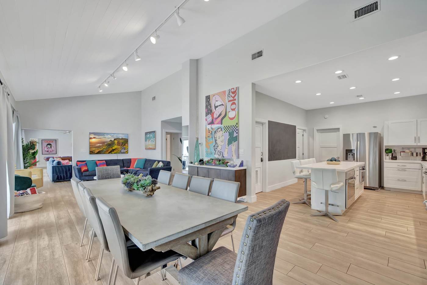 6 Bed Beach House: Dining table for ten, open to the kitchen