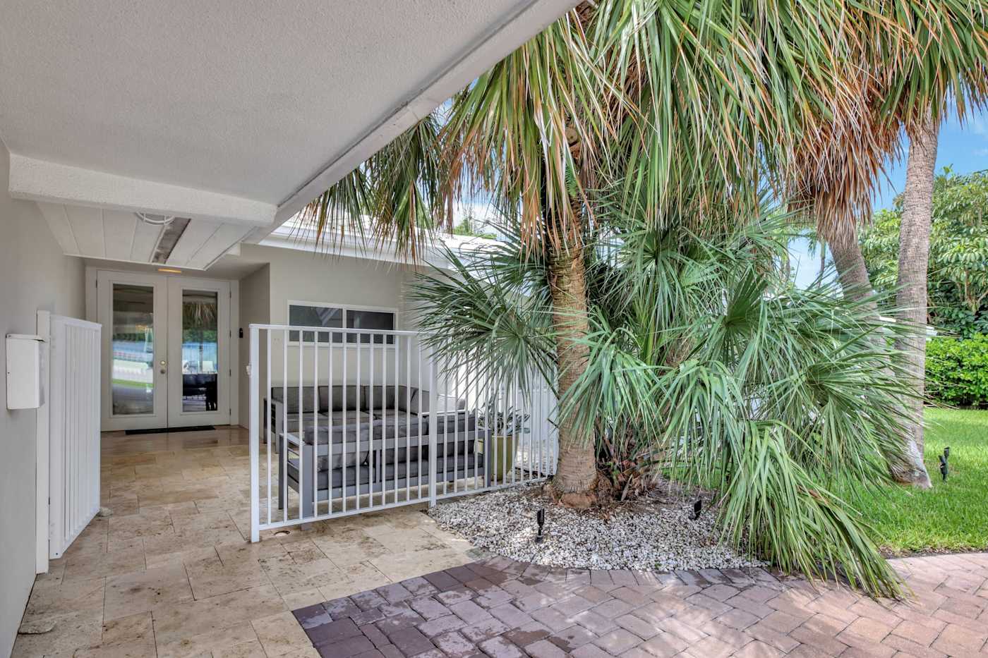 6 Bed Beach House: Front entrance under the covered walkway