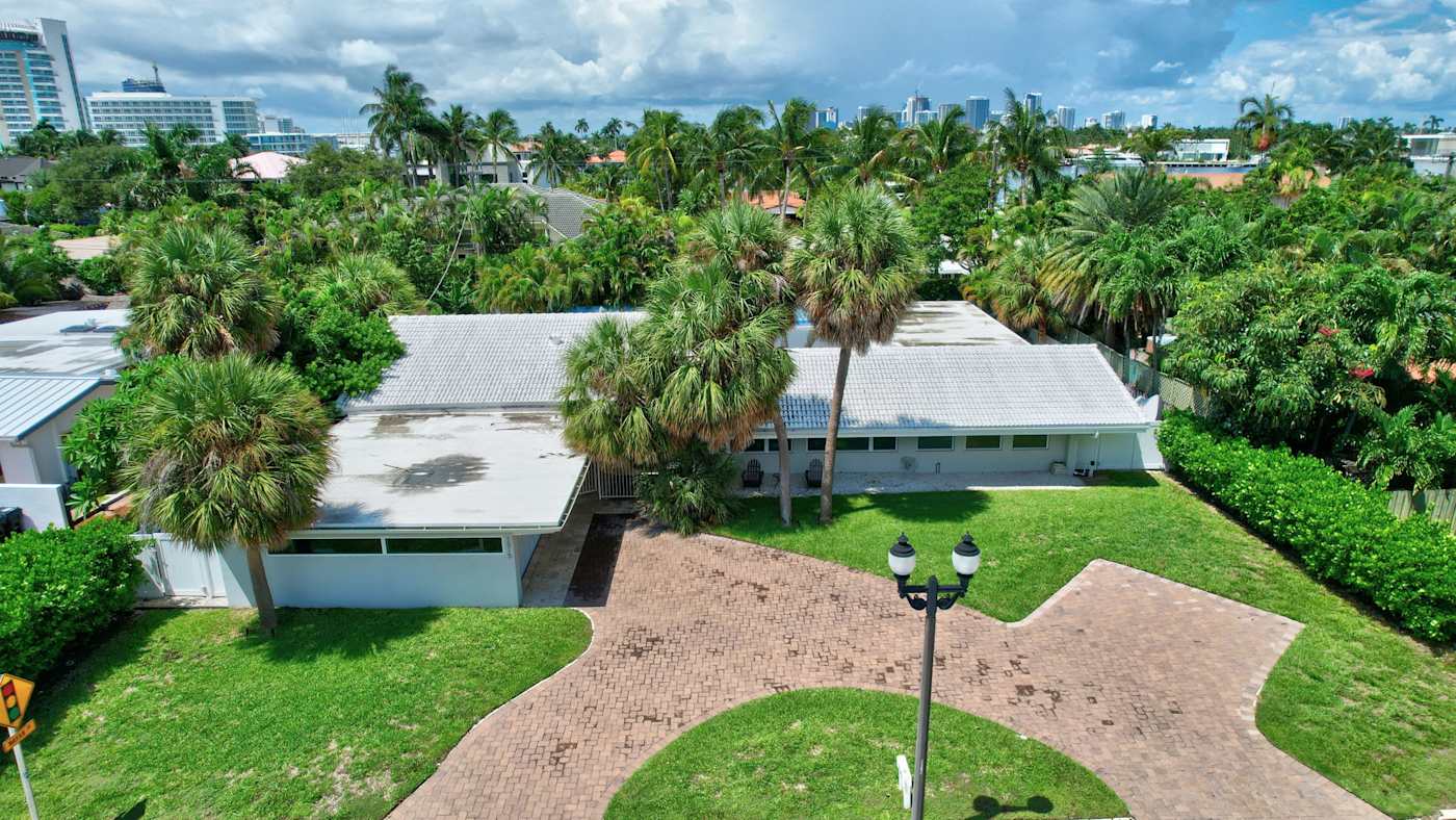 6 Bed Beach House: The house and garden from above