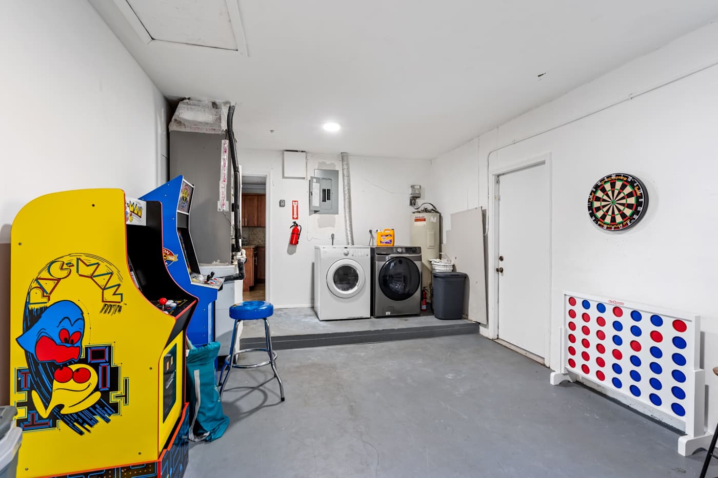 The Game House: Games room with arcade machine, washer and dryer, darts and Connect Four