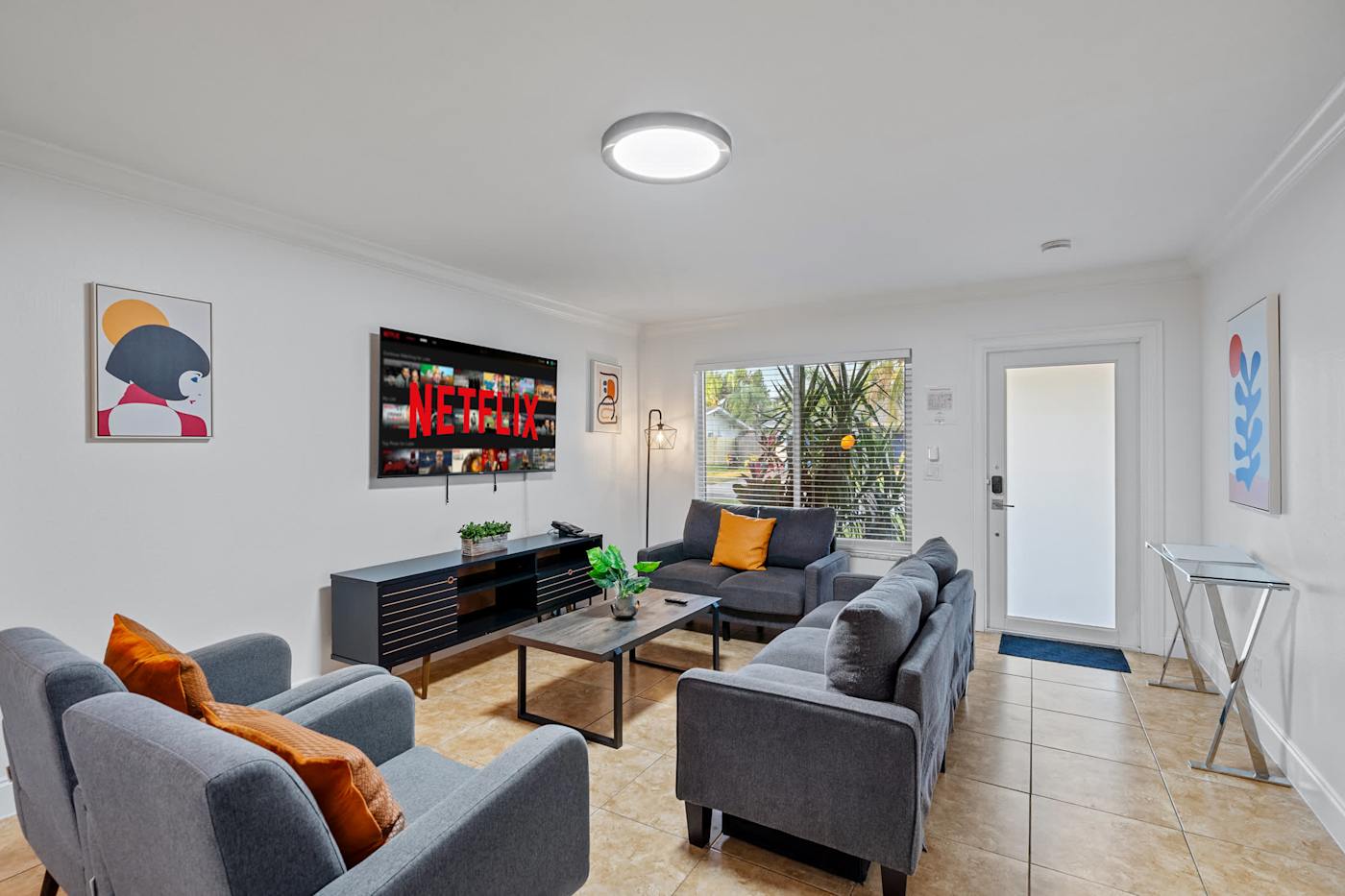 The Game House: Living room with two sofas, armchairs and a smart TV