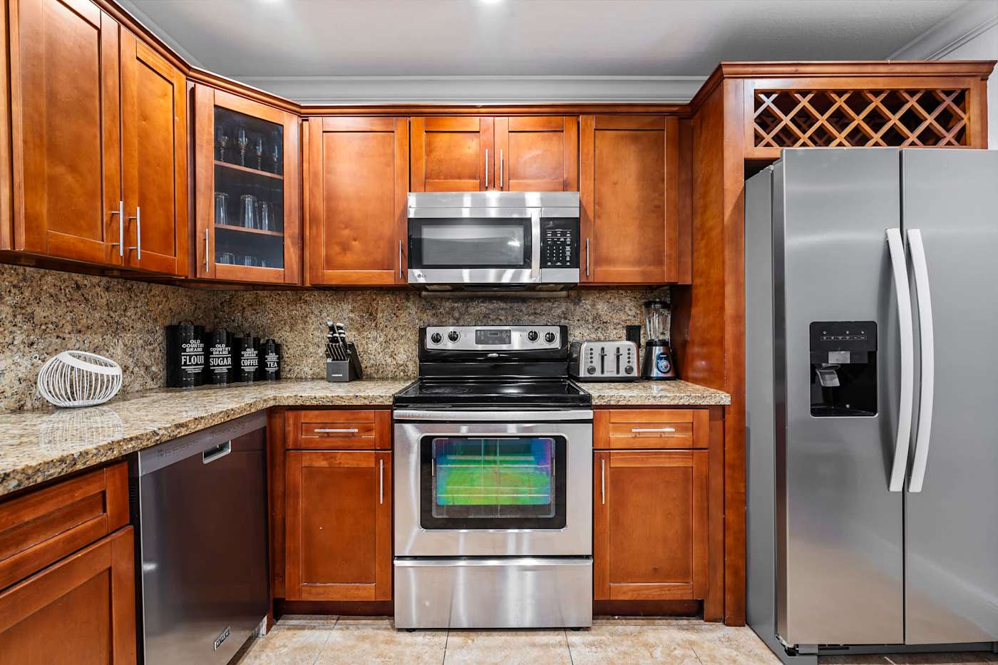 The Game House: Kitchen with electric range, microwave and fridge freezer