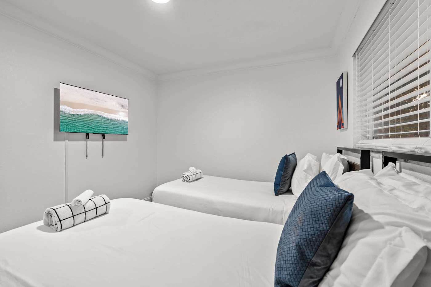 The Game House: Twin room with two beds, smart TV and fresh towels