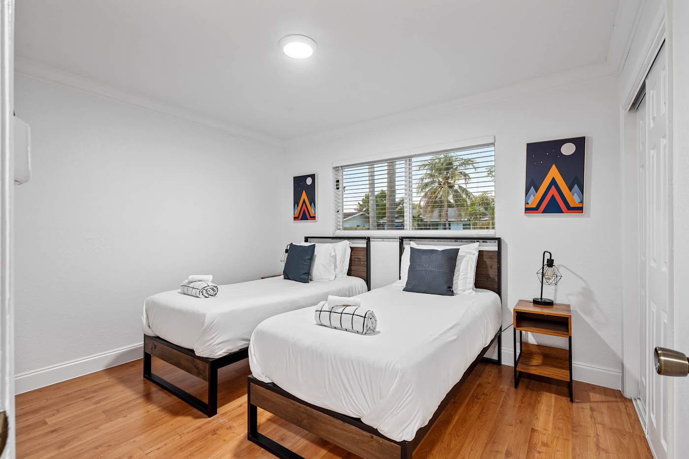 The Game House: Twin room with two single beds and a bedside table