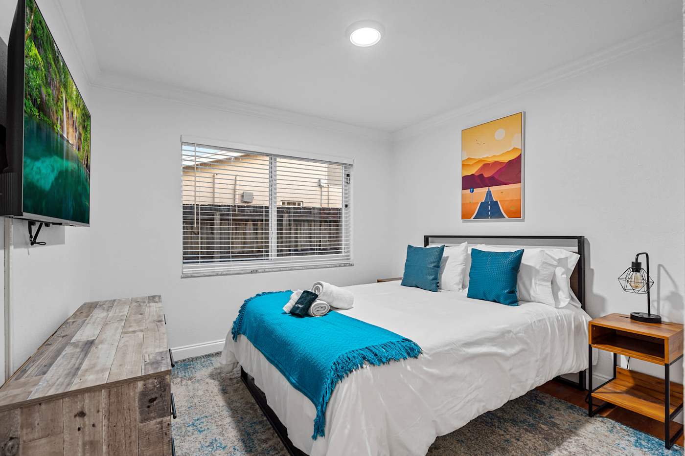 The Game House: Bedroom with king bed, smart TV and a bench at the foot