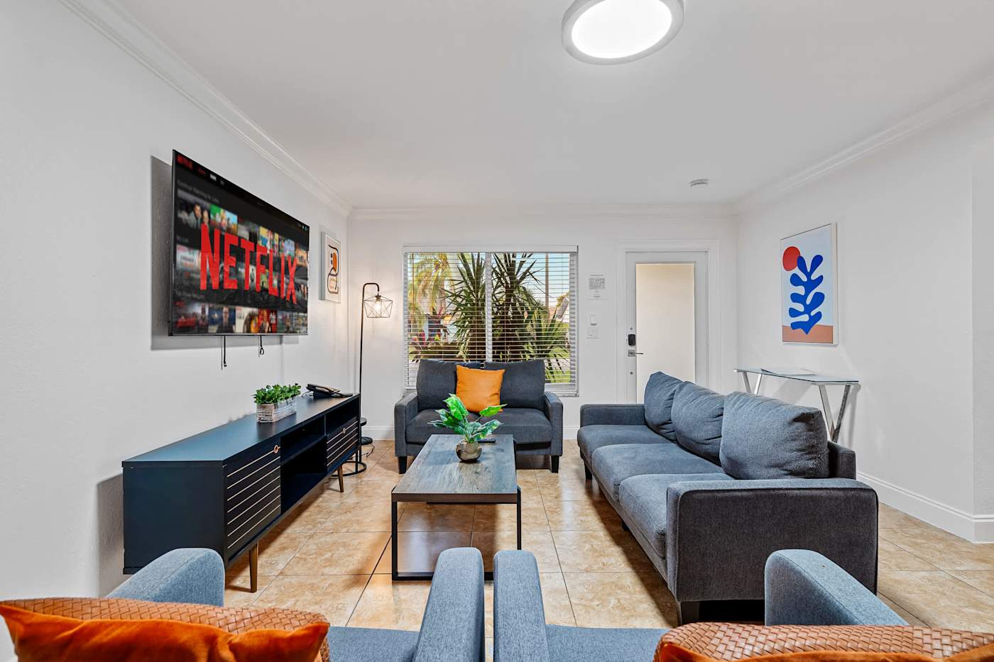 The Game House: Living room with sofas, smart TV and doors to the front