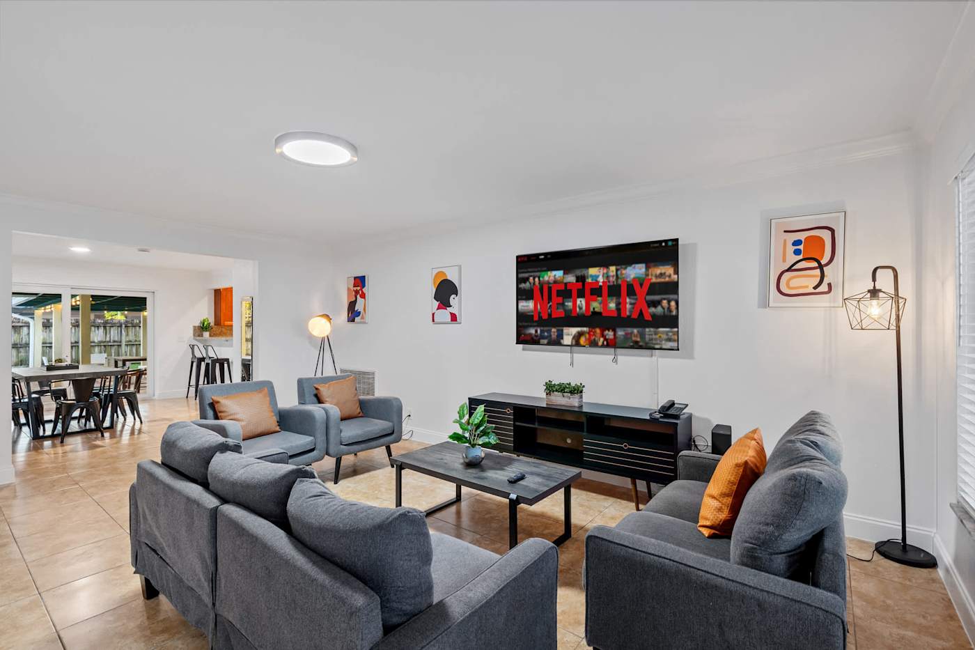 The Game House: Living room with sofas, smart TV and doors to the front