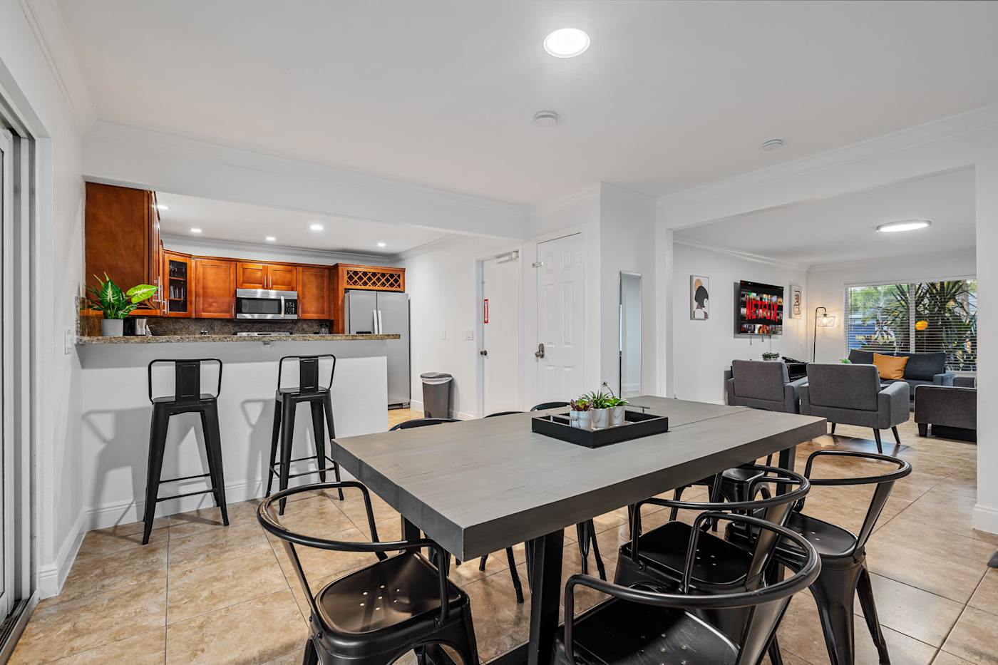 The Game House: Breakfast bar and dining table for eight