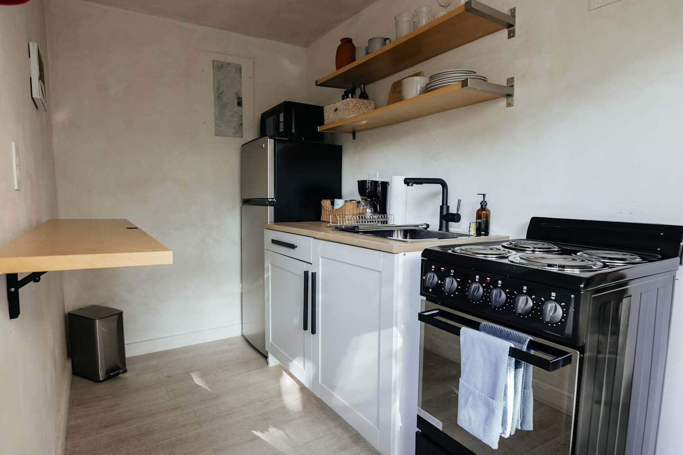 Sombra Cottage: Kitchenette with all the essential amenities