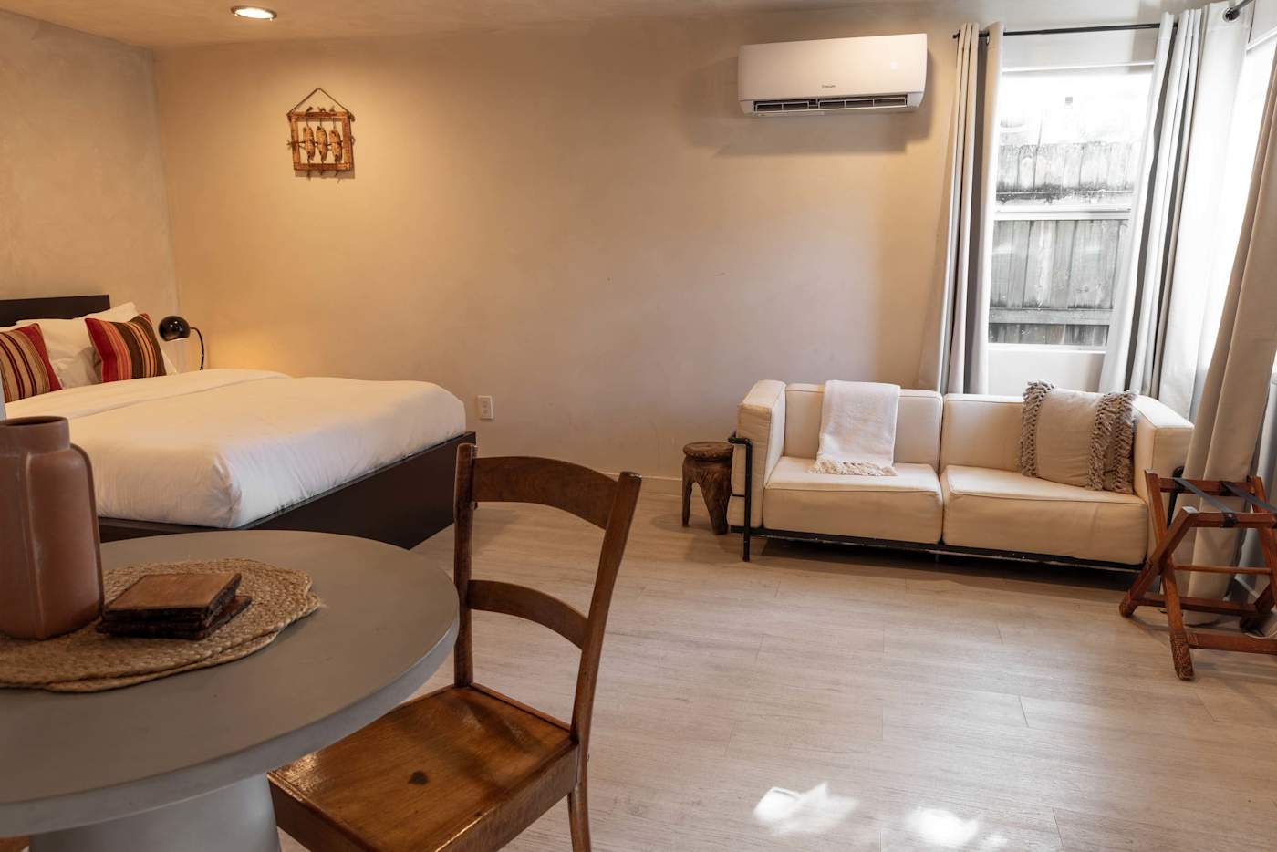 Sombra Cottage: Living room with queen bed