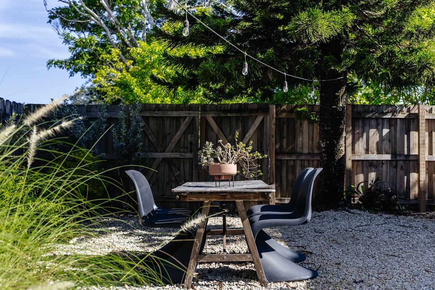 Sombra Cottage: Outdoor seating area that is shared with the front house