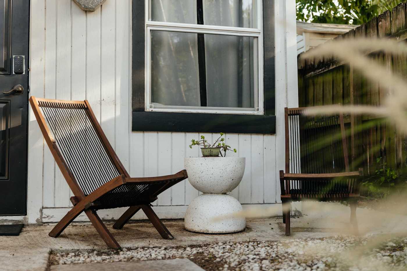 Sombra Cottage: Front patio area for enjoying a cup of coffee or watching the sunset