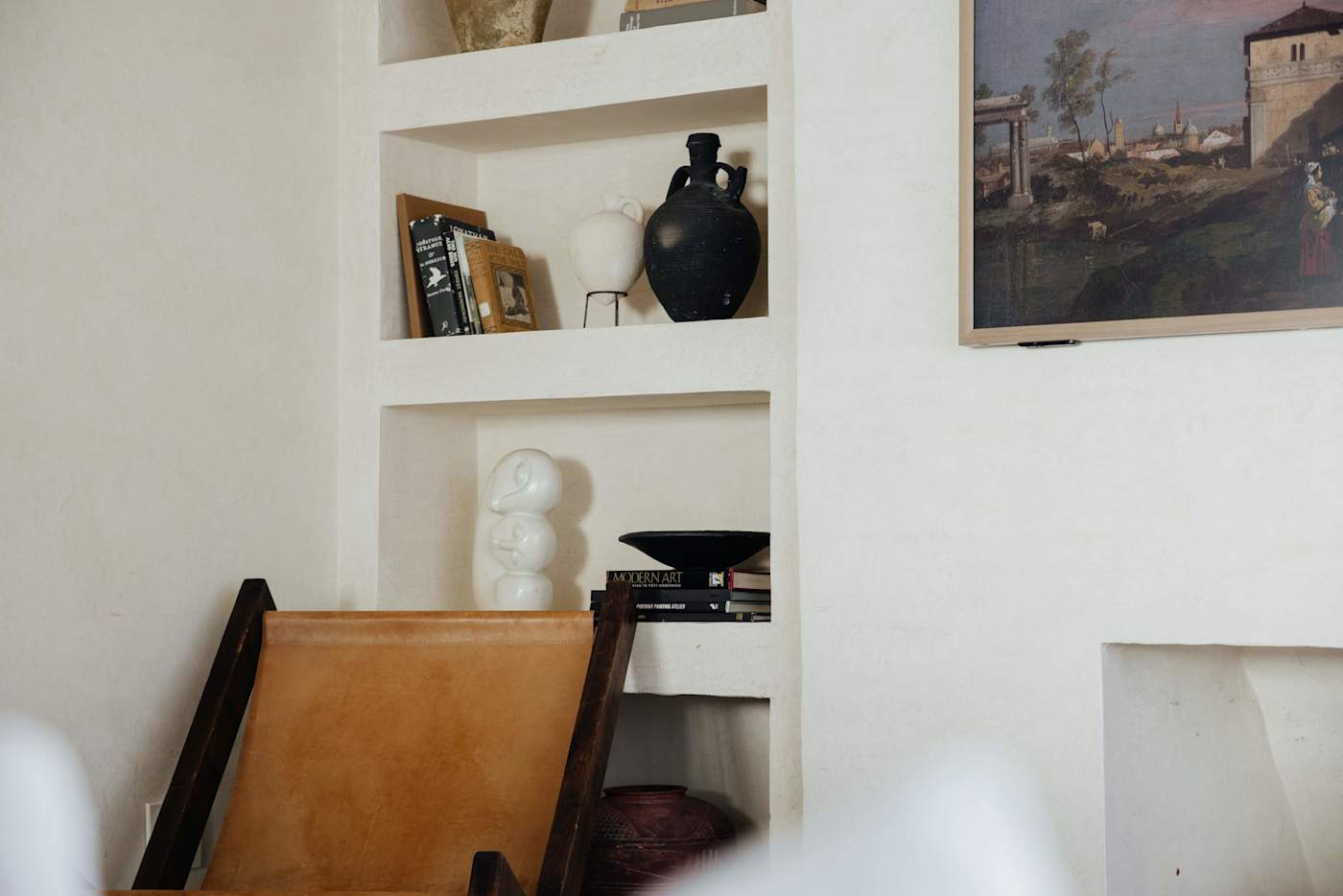 Sol y Sombra: Custom book shelf, vintage chair and books for use during your stay