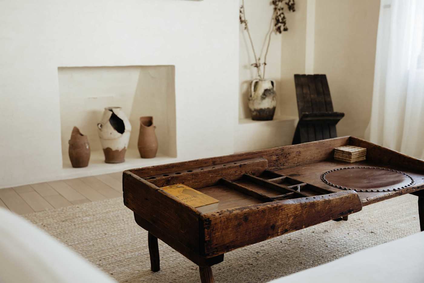 Sol y Sombra: Rustic and vintage coffee table in the living room
