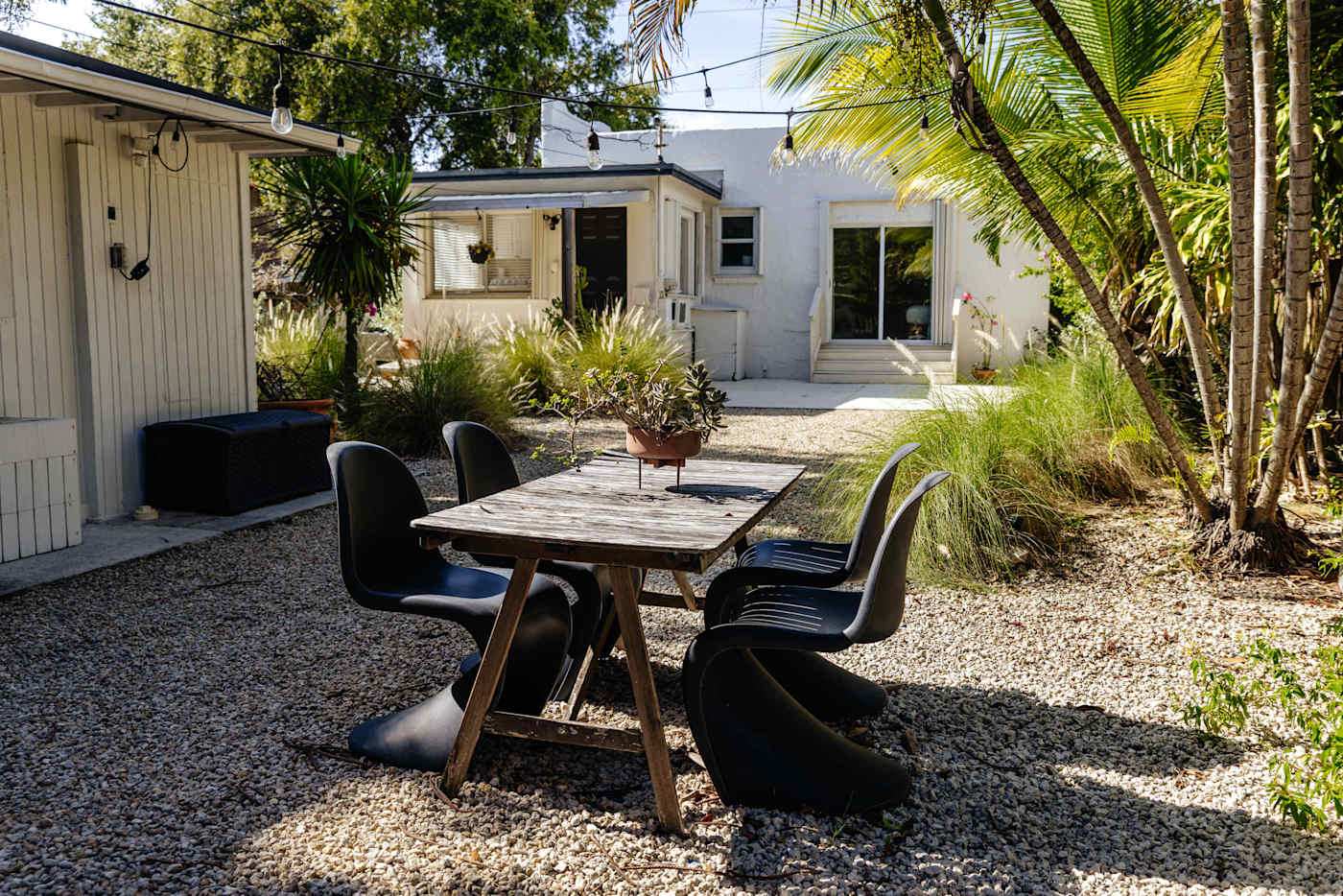 Sol y Sombra: Shared outdoor dining area with seating for 4