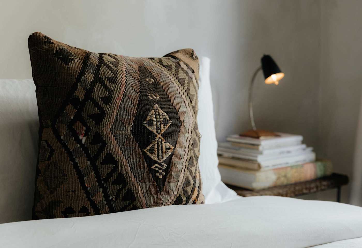 Sol y Sombra: Details of the king sized bedroom with some books for light reading before you go to bed