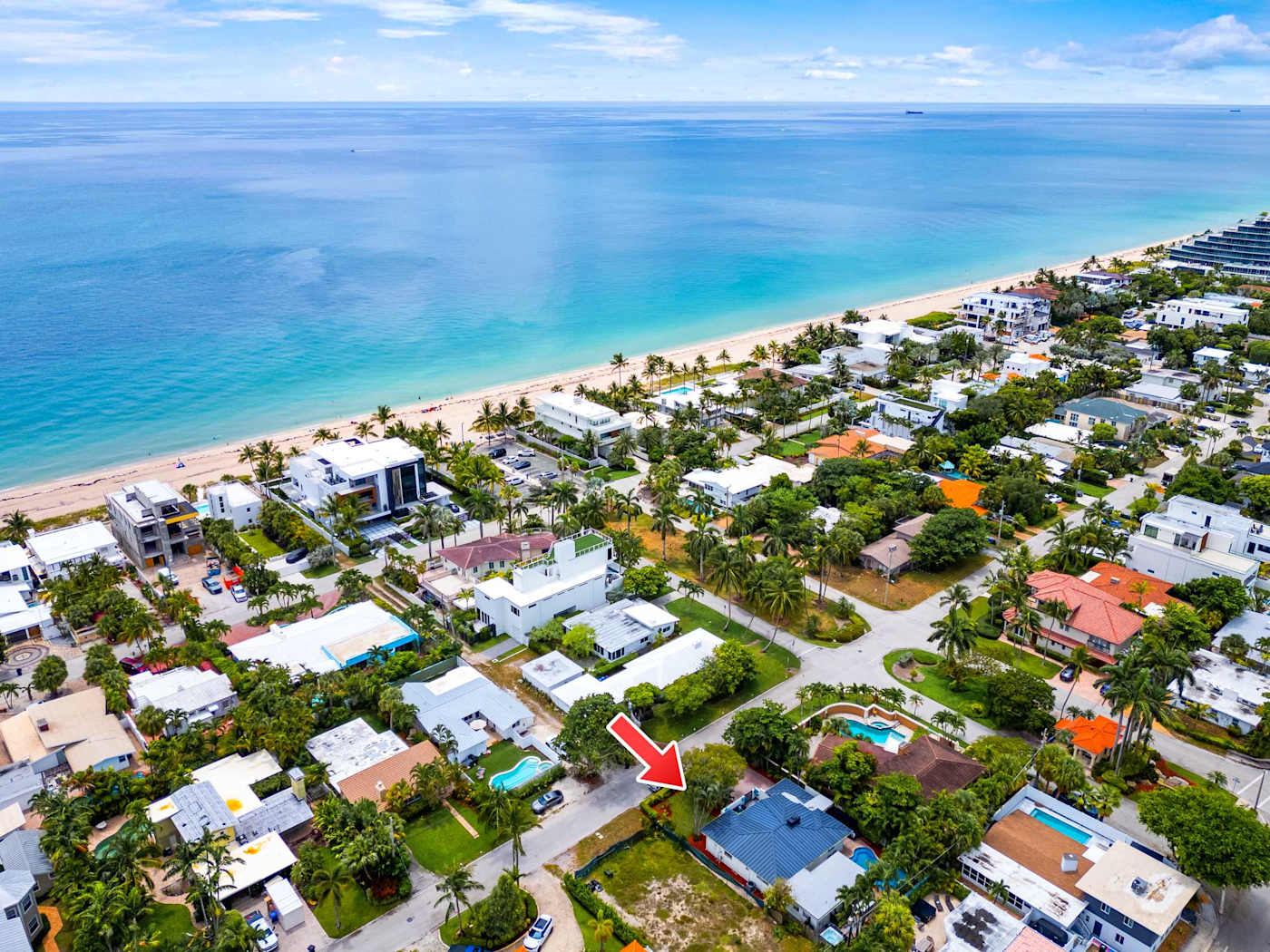 Beach Pop House: Aerial showing how close the house sits to the sand