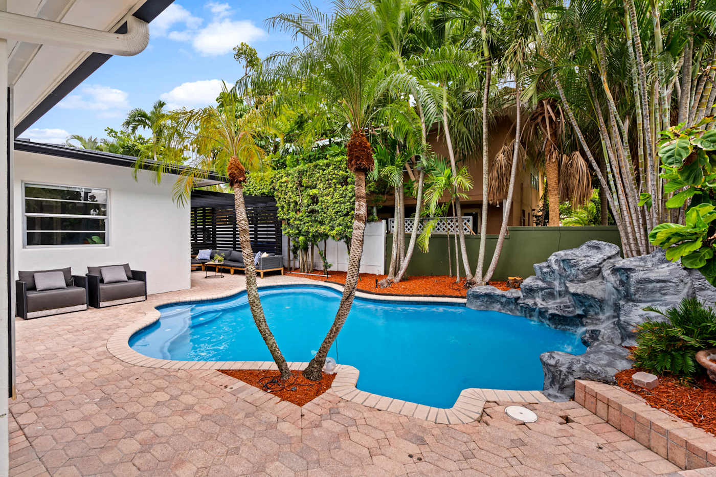 Beach Pop House: Pool and loungers from the far side of the garden