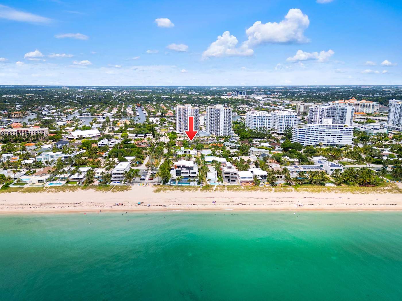 Beach Pop House: The beach and the buildings along it, from above