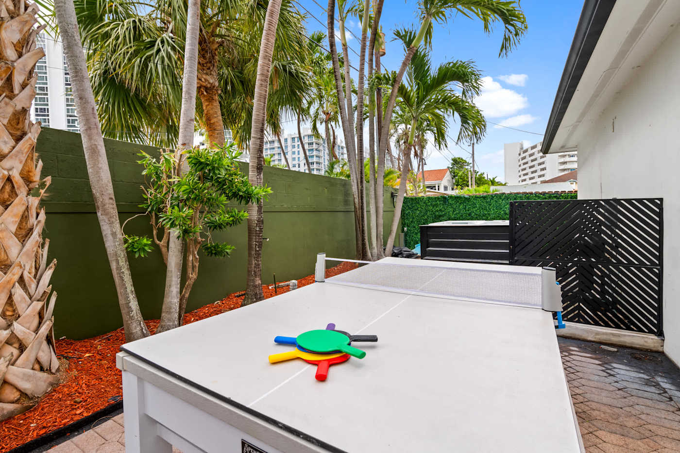 Beach Pop House: Ping pong table on the patio