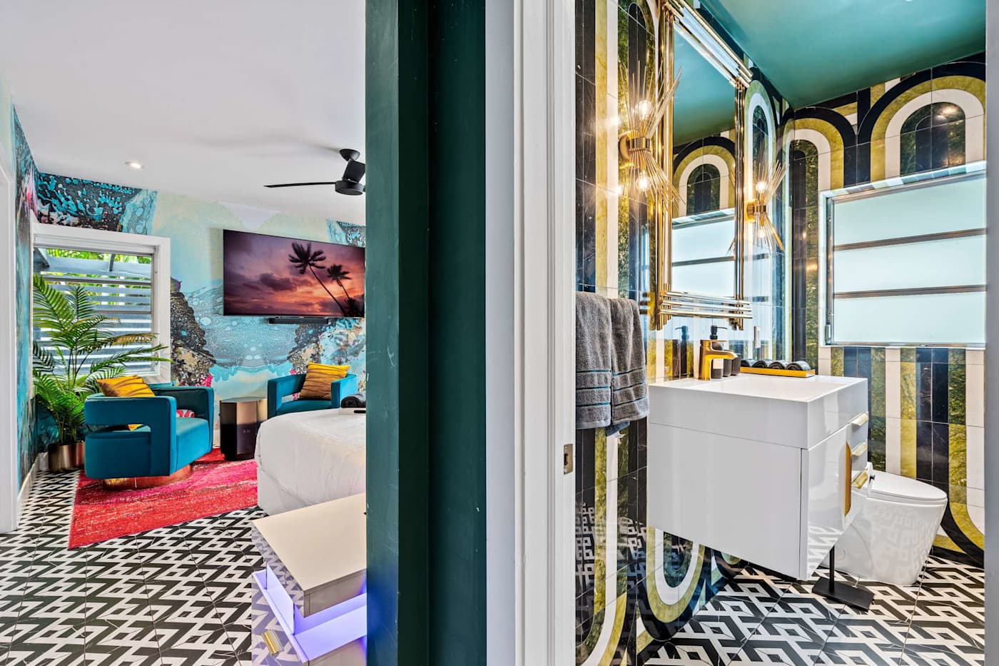 Beach Pop House: Living space looking through to the bathroom