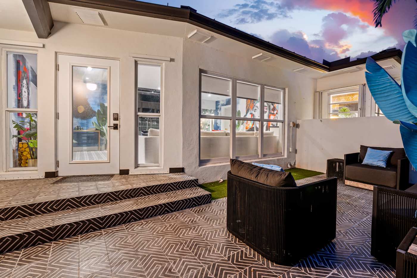 Beach Pop House: Entrance hall with seating and a painted ceiling