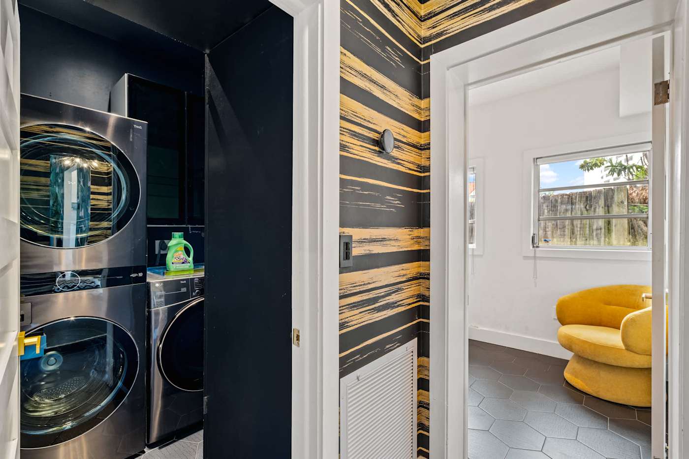 Beach Pop House: Washer and dryer in the house