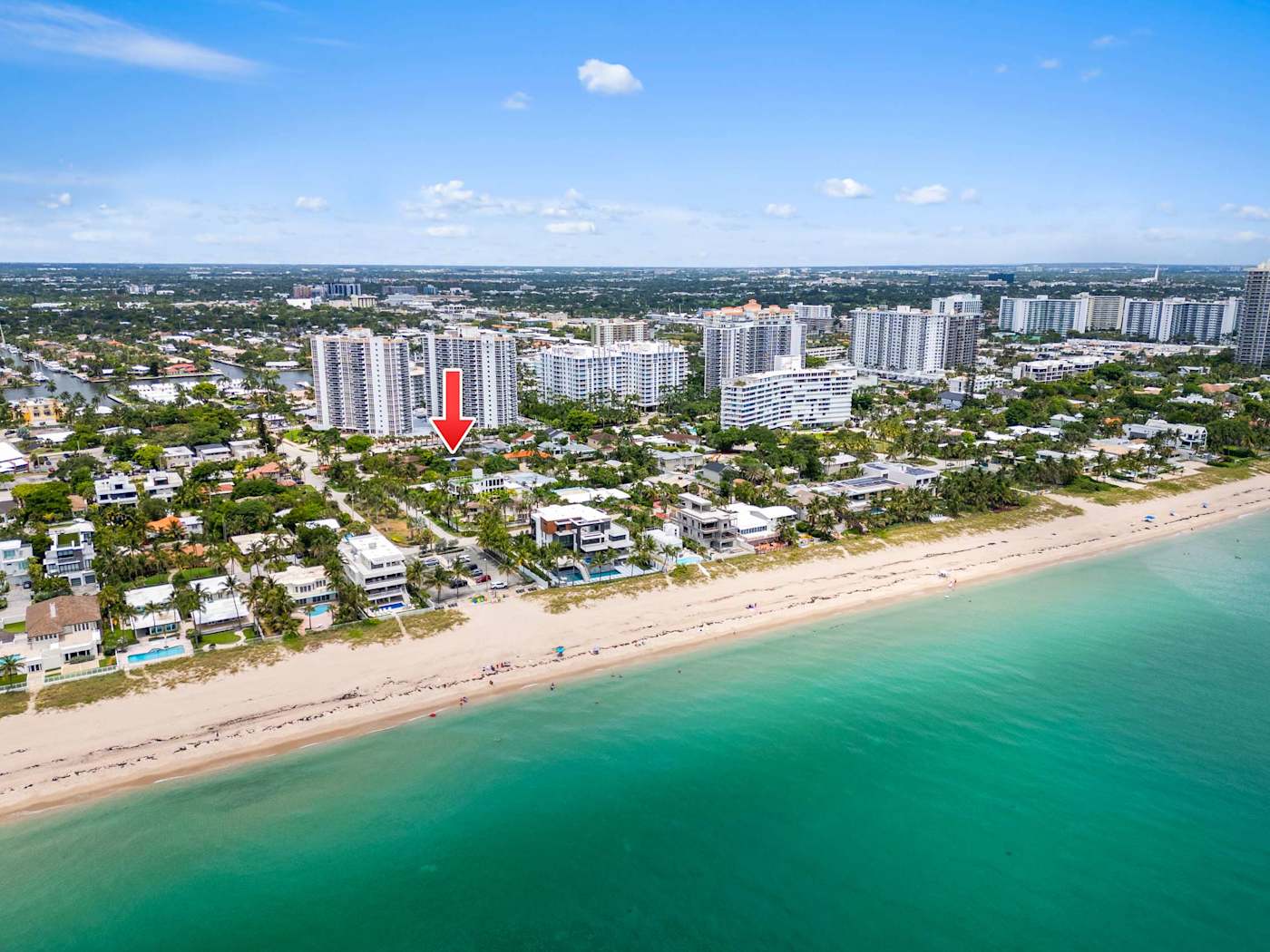 Beach Pop House: The coast and the skyline from above