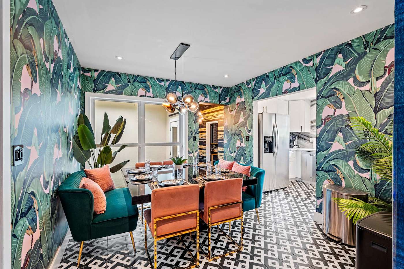 Beach Pop House: Dining room opening through to the kitchen
