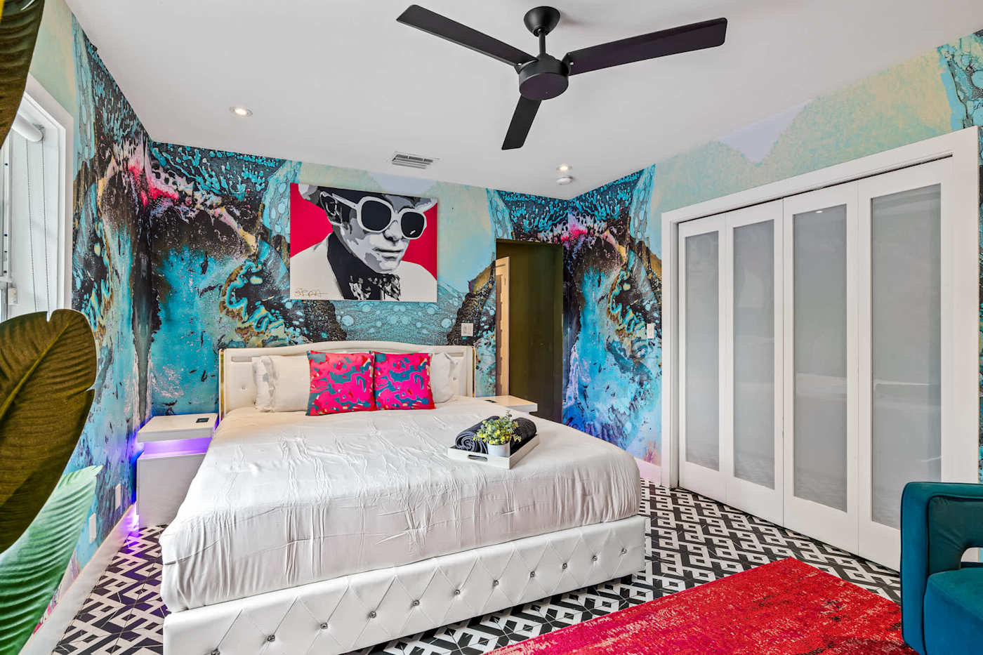 Beach Pop House: Bedroom with a painted mural wall and king bed