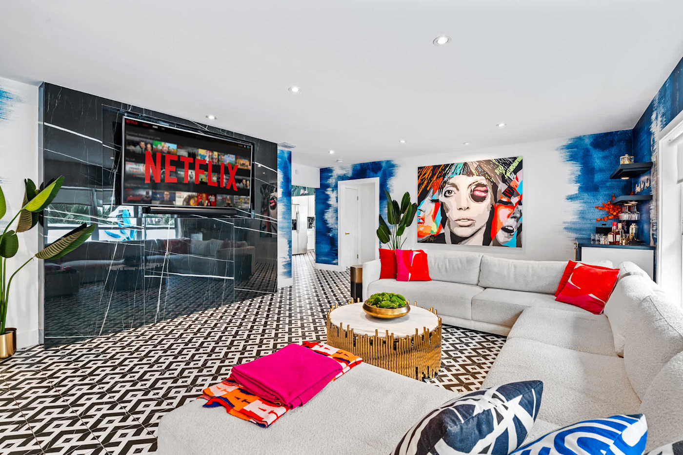 Beach Pop House: Living room with sectional seating and a smart TV