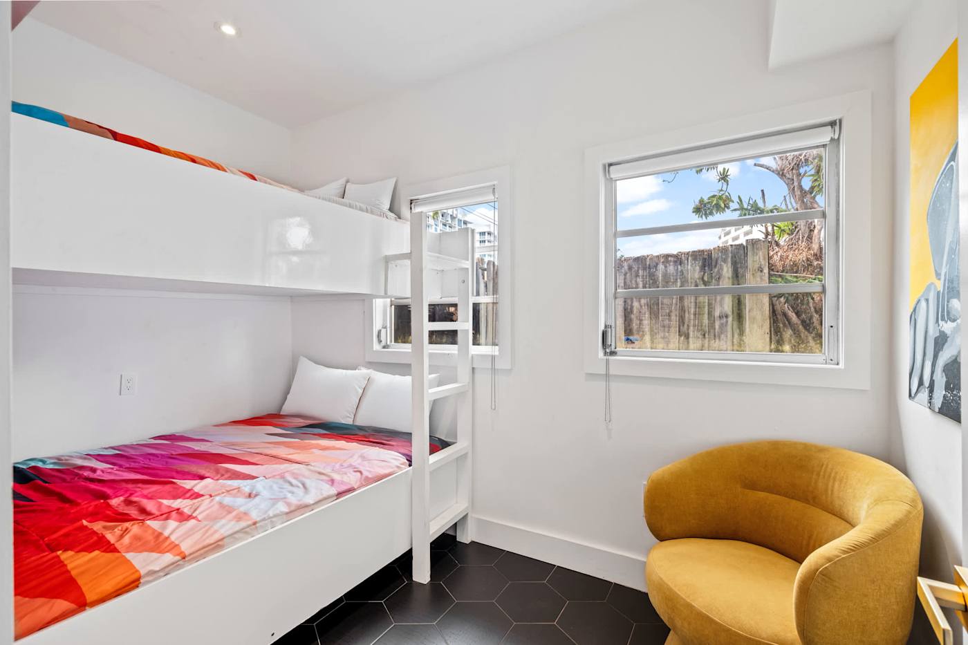 Beach Pop House: Bunk room with two sets of bunks, sleeping four