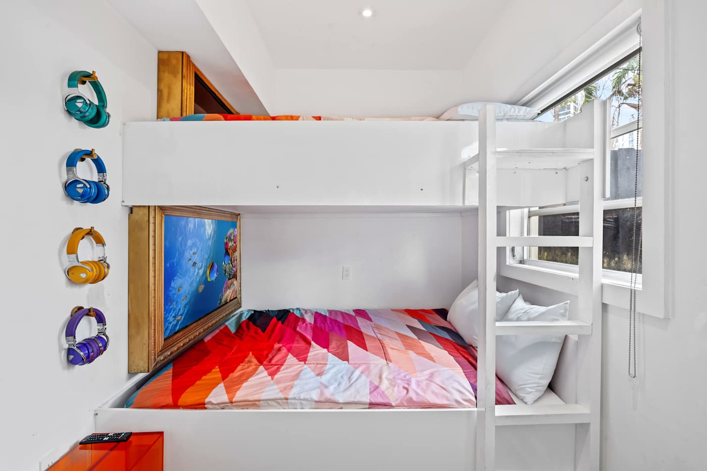 Beach Pop House: Bunk beds with headphones and reading lights