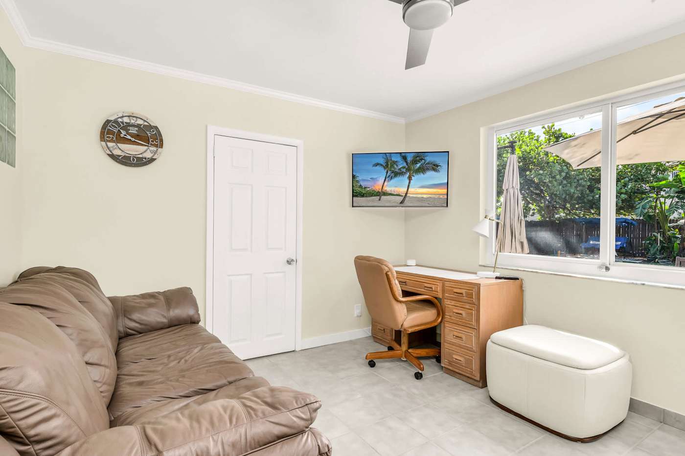 The Fairway: Sitting area with sofa, desk and smart TV