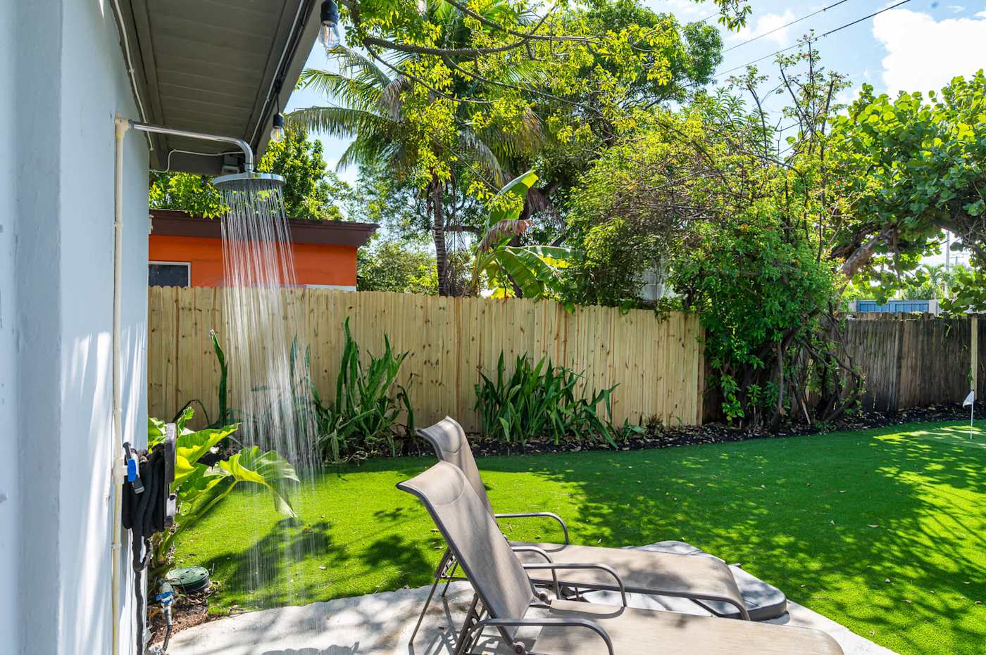 The Fairway: Outdoor shower beside the lawn