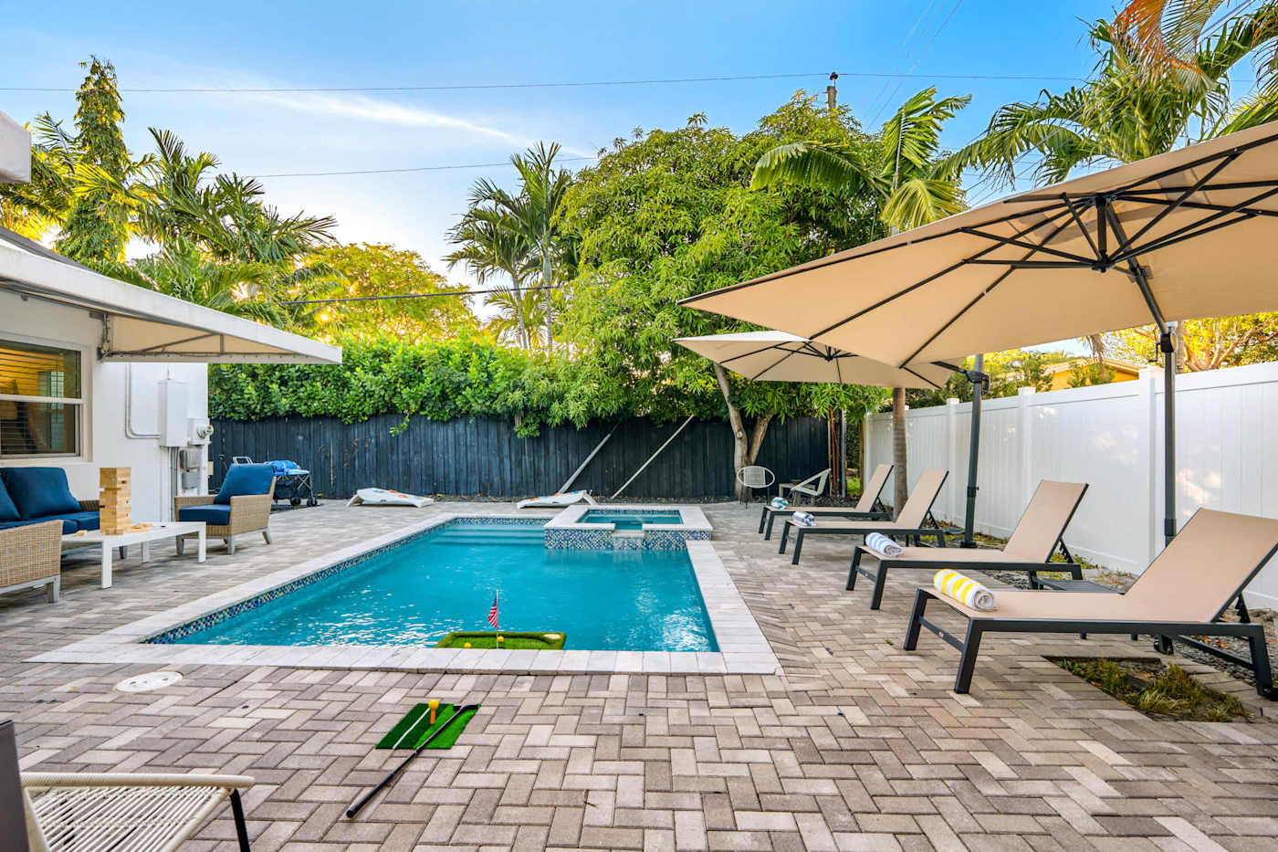 Casa Pura Vida: Heated pool with hot tub, loungers and shade umbrellas