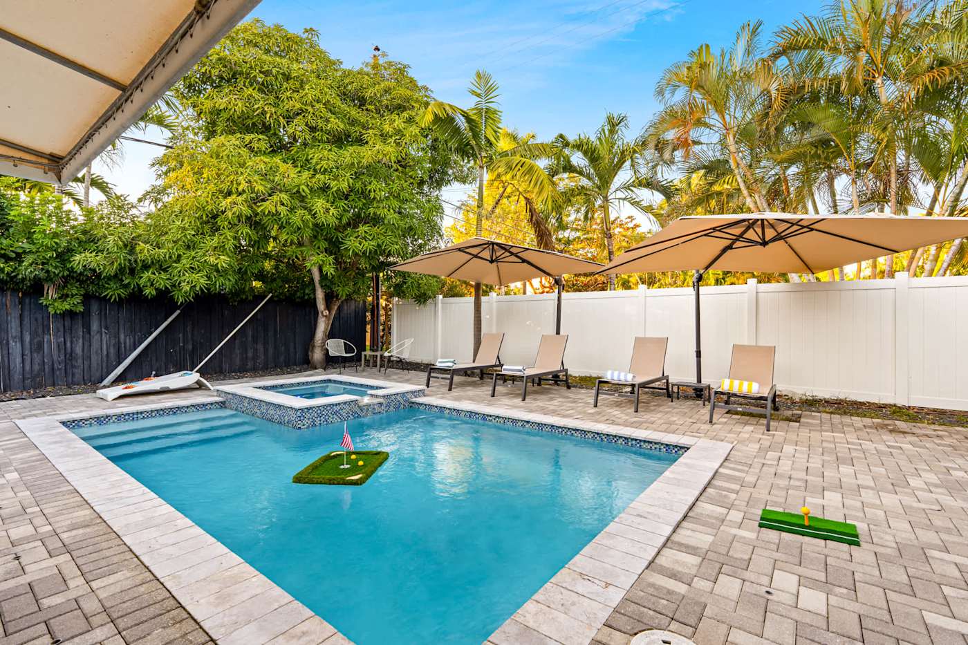 Casa Pura Vida: Pool and hot tub with the floating green in place