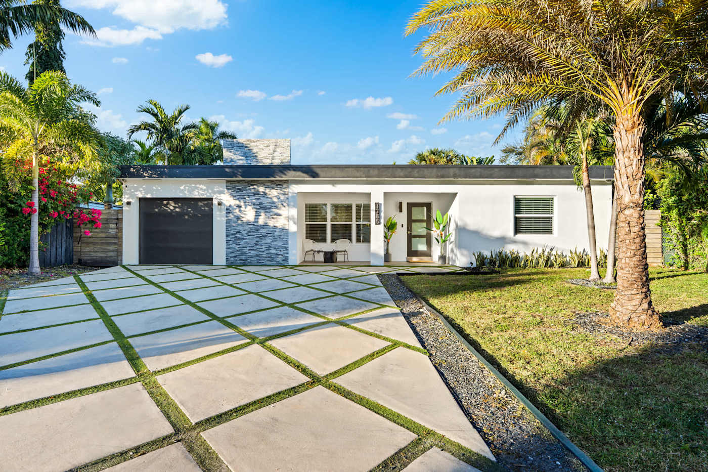 Casa Pura Vida: Front of the house with off street parking