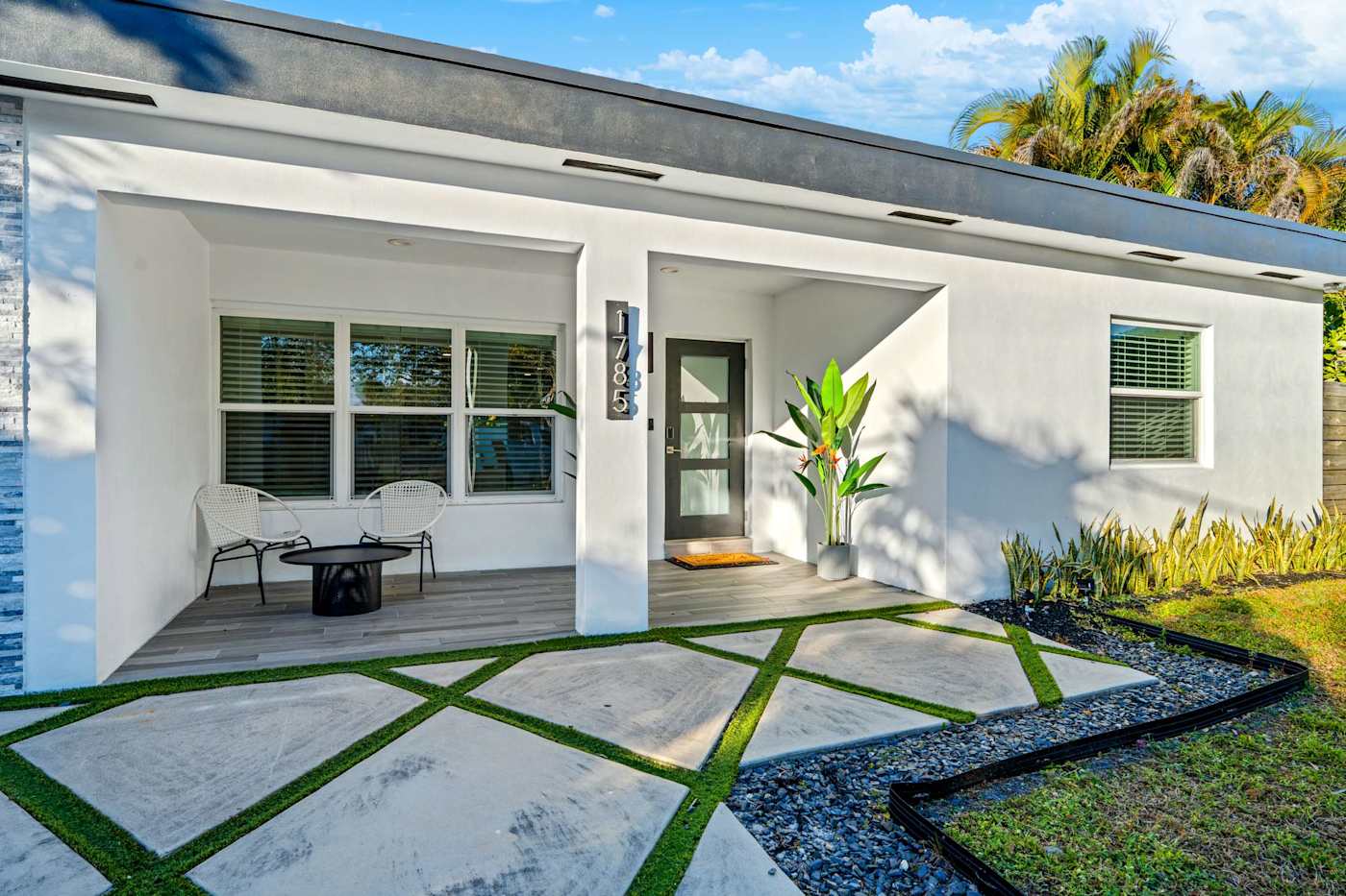 Casa Pura Vida: Covered front porch with seating