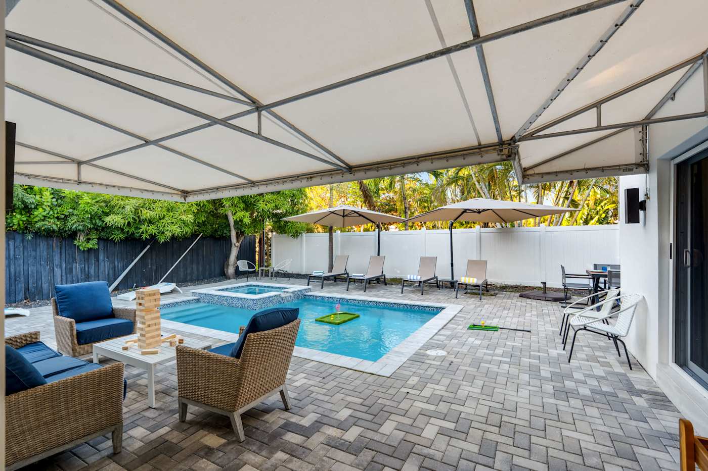 Casa Pura Vida: Covered lounge beside the pool, with Jenga and armchairs