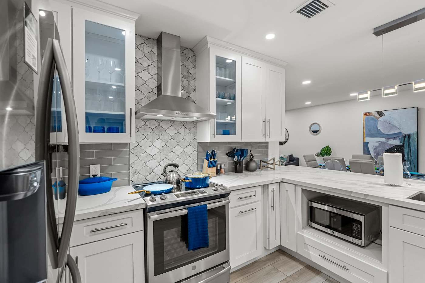 Casa Pura Vida: Kitchen with stainless appliances, range hood and stone counters