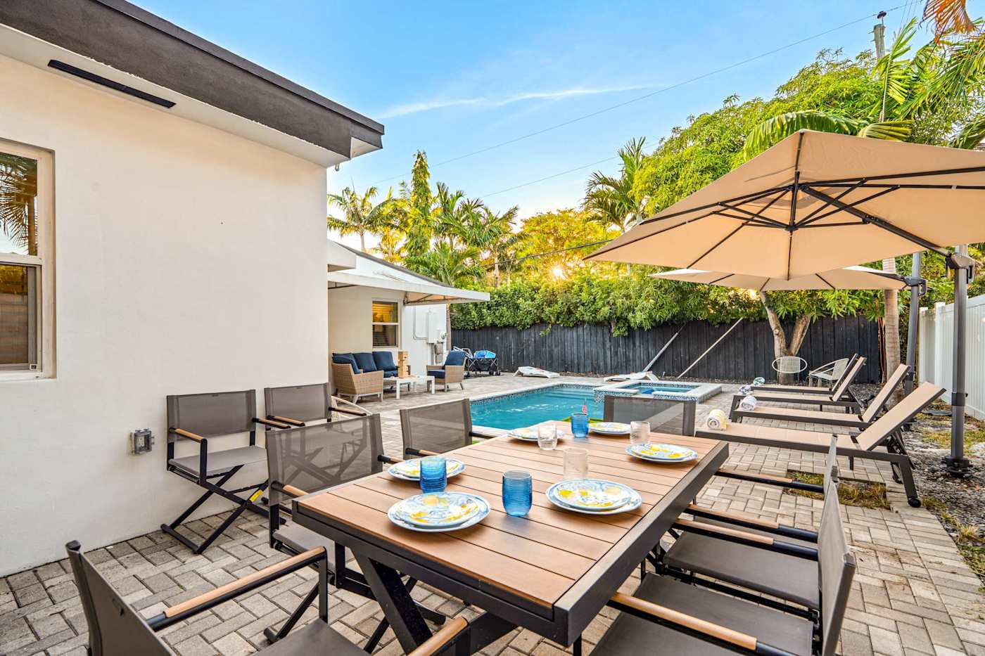 Casa Pura Vida: Outdoor dining table set beside the pool