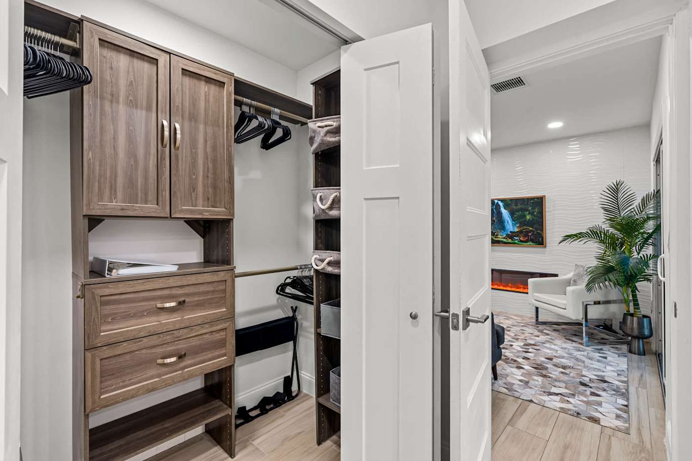Casa Pura Vida: Fitted wardrobe with hangers and storage