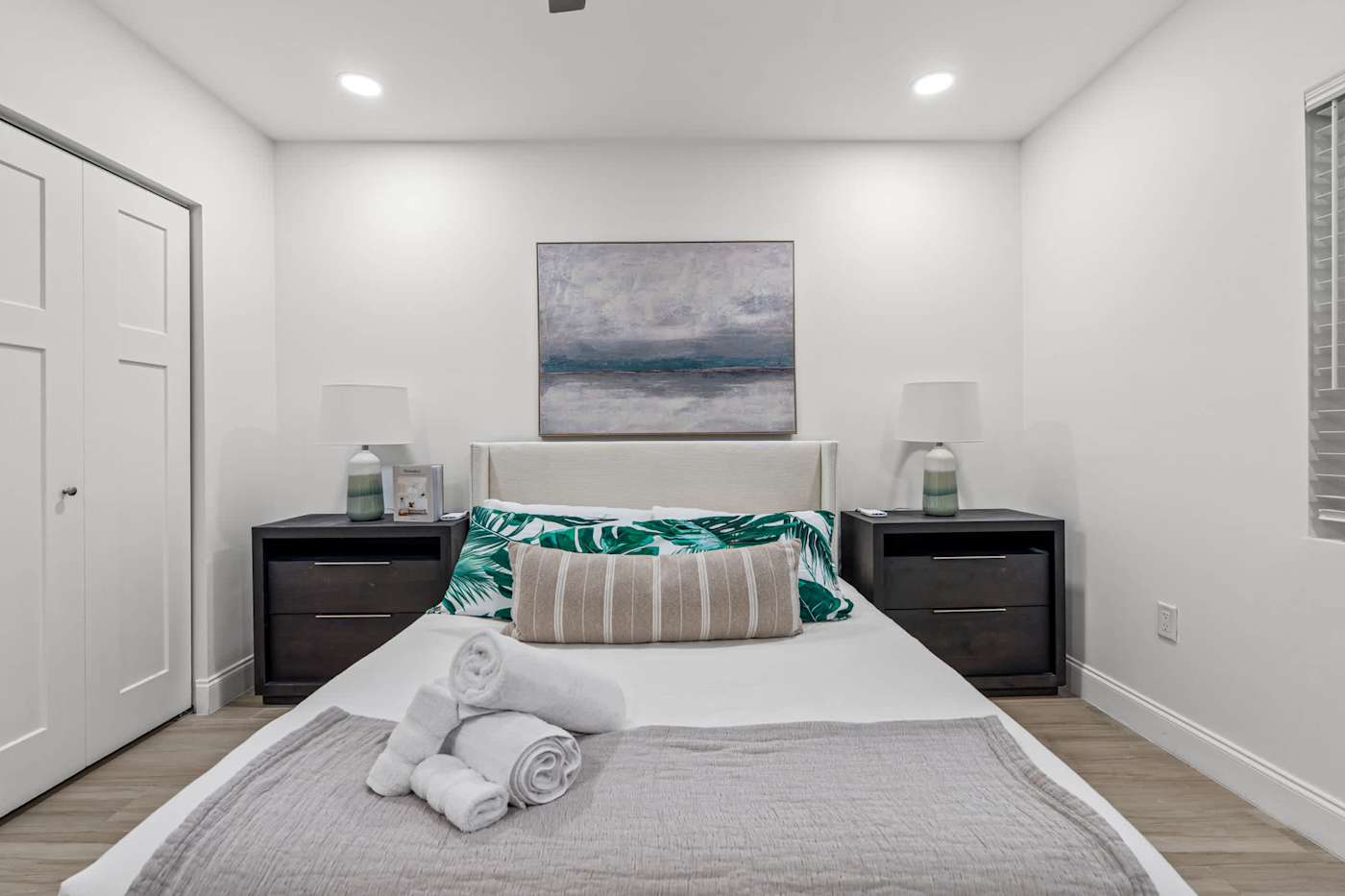 Casa Pura Vida: Bedroom with queen bed and fresh towels
